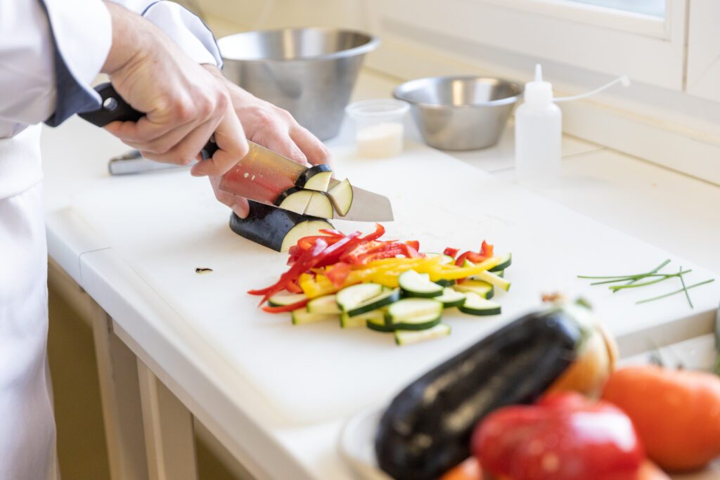 création en cuisine des maquettes culinaires, test de transfert d’échelle sur matériel pilote, contrôle et analyse pour la validation du concept.